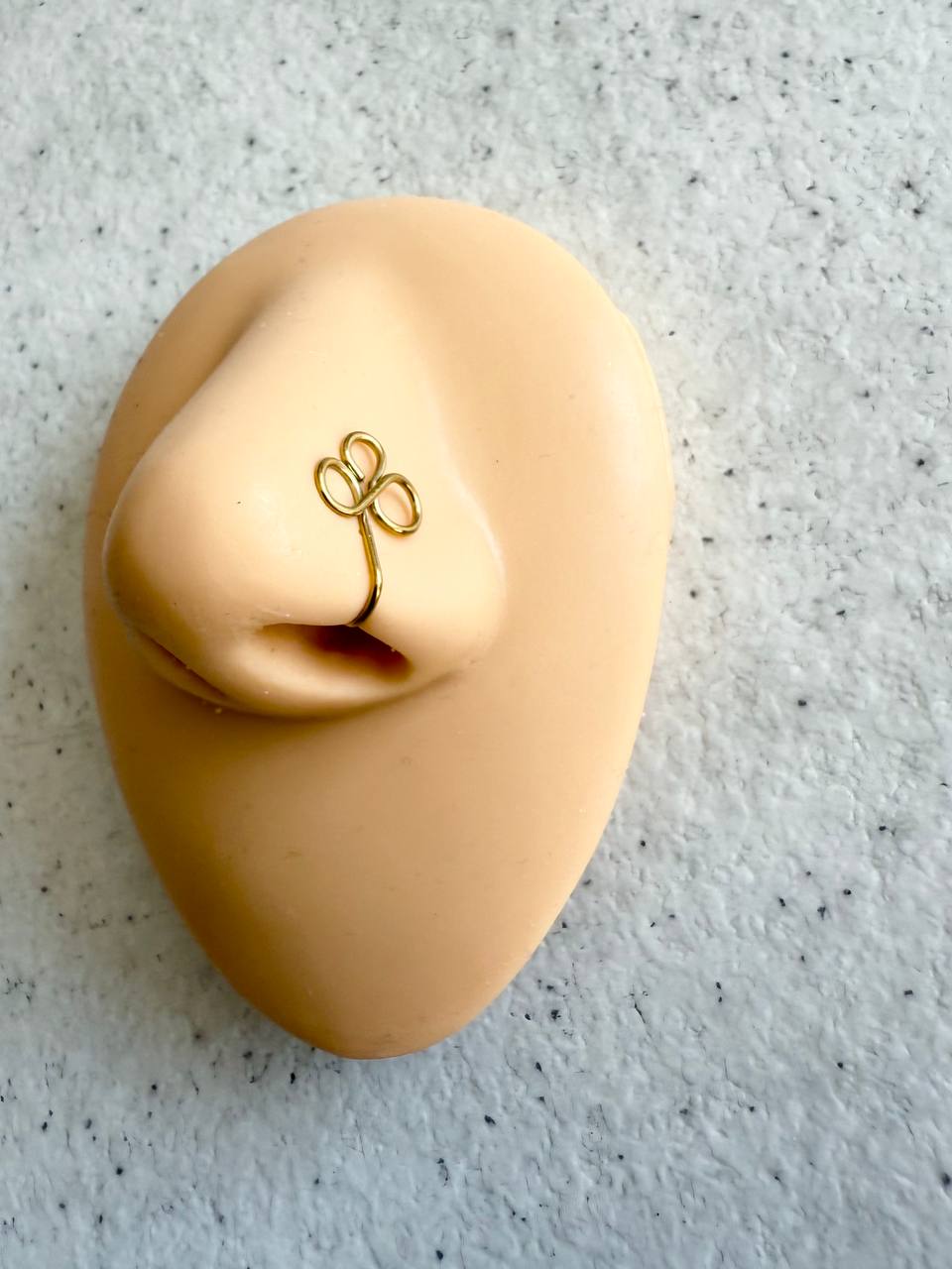 پیرسینگ فیک بینی، مدل شبدر سه برگ