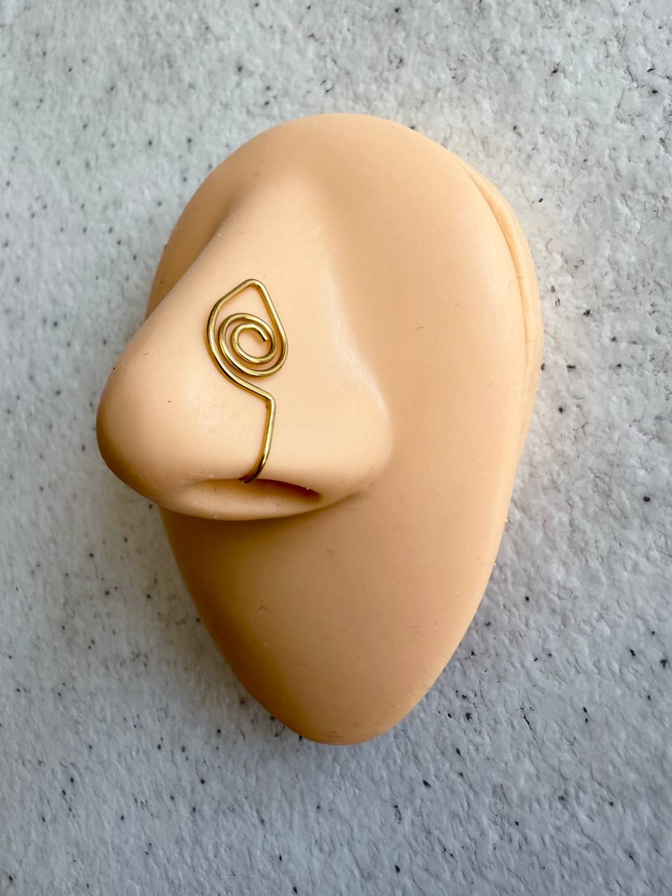 پیرسینگ فیک بینی، مدل برگ پیچ